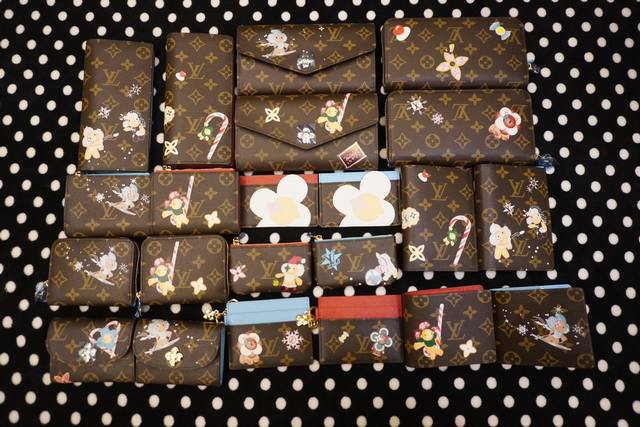 82739，款号12219本款 Lv Charms卡夹出自Snowshow系列，为标志性 Monogram帆布融入光滑皮革饰边和节庆图案。品牌吉祥物Vivien