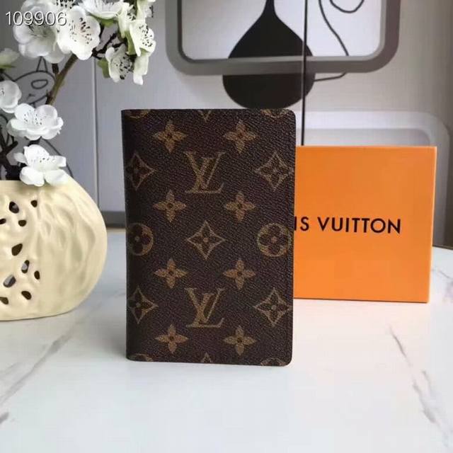 Lv钱包零钱夹 M60181现代旅行者的必备配饰，此款涂层帆布材质的护照封套是时尚感与实用性的结合。配有四个信用卡插槽与两个便利口袋，快捷取用护照。尺寸：10.
