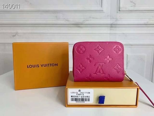 钻石纹# 这款拉链零钱包为都市人提供了最理想的选择 包身精巧紧凑 可以用来装零钱 信用卡和折叠起来的纸币 小巧玲珑 即使身上的口袋小 也可轻松地将它放入。型号：