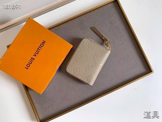 钻石纹# 这款拉链零钱包为都市人提供了最理想的选择 包身精巧紧凑 可以用来装零钱 信用卡和折叠起来的纸币 小巧玲珑 即使身上的口袋小 也可轻松地将它放入。型号：