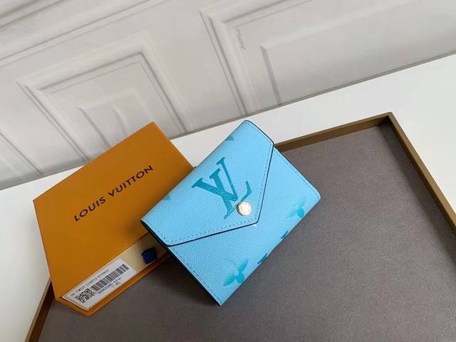 顶级原版 Victorine 钱夹本款 Victorine 钱夹以 Monogram Empreinte 软粒面皮革呈现经典 Monogram 压纹，在双色效果