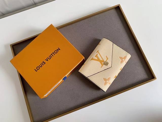 顶级原版 Victorine 钱夹本款 Victorine 钱夹以 Monogram Empreinte 软粒面皮革呈现经典 Monogram 压纹，在双色效果