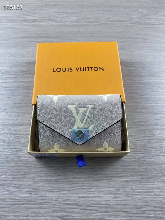 顶级原版 Victorine 钱夹本款 Victorine 钱夹以 Monogram Empreinte 软粒面皮革呈现经典 Monogram 压纹，在双色效果