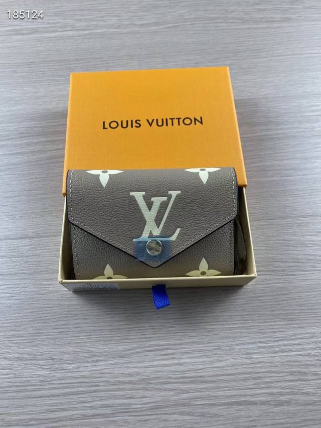 顶级原版 Victorine 钱夹本款 Victorine 钱夹以 Monogram Empreinte 软粒面皮革呈现经典 Monogram 压纹，在双色效果