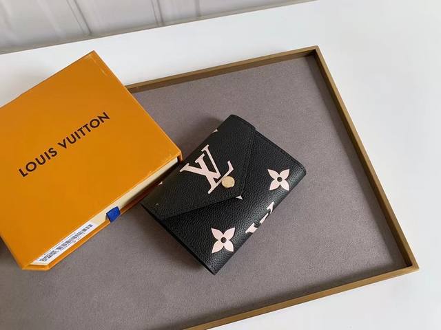 顶级原版 Victorine 钱夹本款 Victorine 钱夹以 Monogram Empreinte 软粒面皮革呈现经典 Monogram 压纹，在双色效果