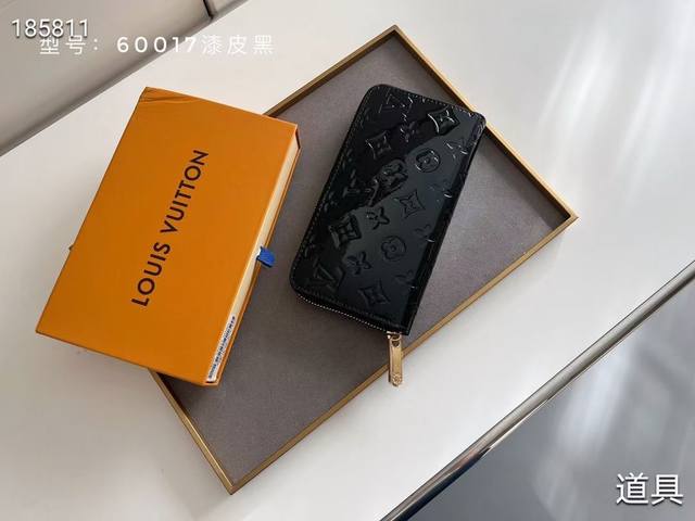 漆皮光面压花这款造型经典的Lv Zippy 拉链钱夹钱包以精致而柔软，宽敞的容量和精致的金色配件，低调中尽显优雅气质。 带光滑皮质饰边的压纹小牛皮，8个信用卡槽