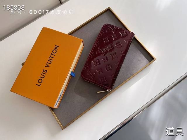 漆皮光面压花这款造型经典的Lv Zippy 拉链钱夹钱包以精致而柔软，宽敞的容量和精致的金色配件，低调中尽显优雅气质。 带光滑皮质饰边的压纹小牛皮，8个信用卡槽