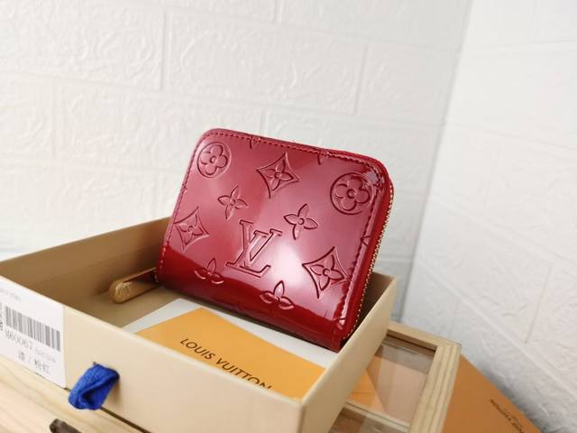 顶级原版 实物拍摄 自家背景 M60067漆皮光面压花 Zippy 拉链零钱包 都市人提供了最理想的选择。包身精巧紧凑,可以用来装零钱、信用卡和折叠起来的纸币。 顶级原版 实物拍摄 自家背景 M60067漆皮光面压花 Zippy 拉链零钱包 都市人提供了最理想的选择。包身精巧紧凑,可以用来装零钱、信用卡和折叠起来的纸币。