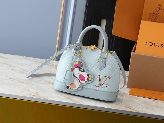 升级原版 M13670 M14197 M53152 本款 Alma Bb 手袋身披 Epi 皮革亮相路易威登 X 村上隆再版系列,以正面灵动 Lv 字母道出日本 升级原版 M13670 M14197 M53152 本款 Alma Bb 手袋身披 Epi 皮革亮相路易威登 X 村上隆再版系列,以正面灵动 Lv 字母道出日本