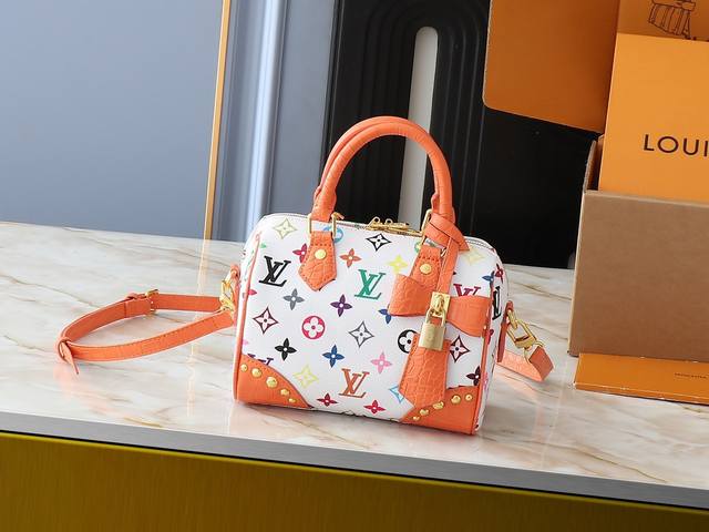 升级原版 鳄鱼纹M58953 M46234 M46222 Speedy BandoulièRe 20 手袋取材柔软涂层帆布，以缤纷彩虹色调描摹全幅 Monogr