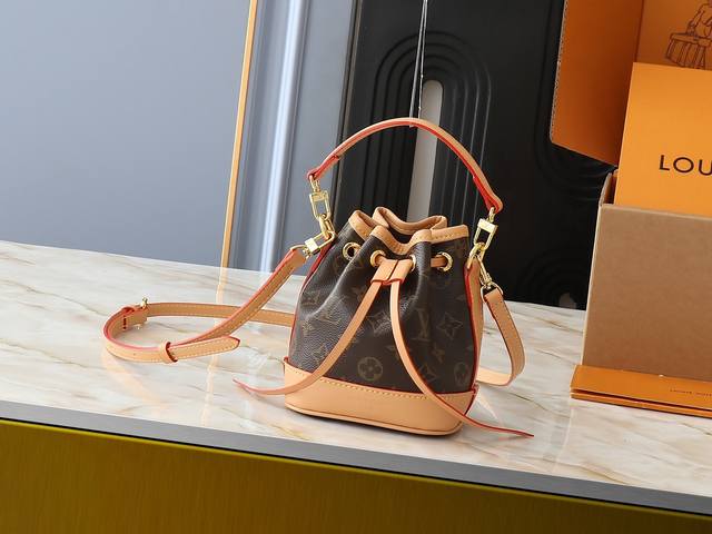 升级原版 M81266 本款 Nano Noé 手袋浓缩 1932 年 Noé 手袋的经典构型，以 Monogram 帆布和牛皮革饰边融合传统设计和当代功能。充