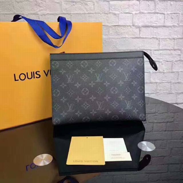 Lv Pochette Voyage M61692 41696 中号 手包 手袋由全新标志性黑灰Monogram Eclipse帆布裁制而成，此款风格硬朗的全新