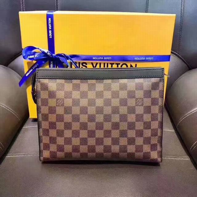Lv Pochette Voyage M61692 41696 中号 手包 手袋由全新标志性黑灰Monogram Eclipse帆布裁制而成，此款风格硬朗的全新