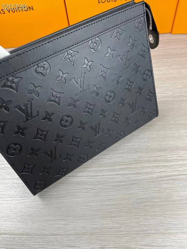 款号：61692 颜色：平纹压花 尺寸：26X20X5 实物拍摄，图货一致，由全新标志性“此款风格硬朗的全新Pochette Voyage中号手袋可轻松收纳个人