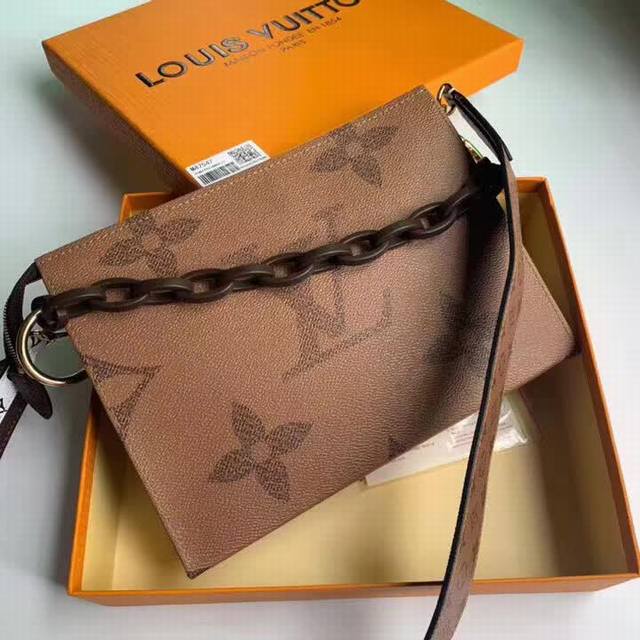 N47542咖啡，加肩带，帆布手包化妆包，内部空间宽敞，两侧采用接裆式设计，方便取放物品，可将它轻而易举地放进手袋中。26 X 20 X 5 Cm 长 X 高