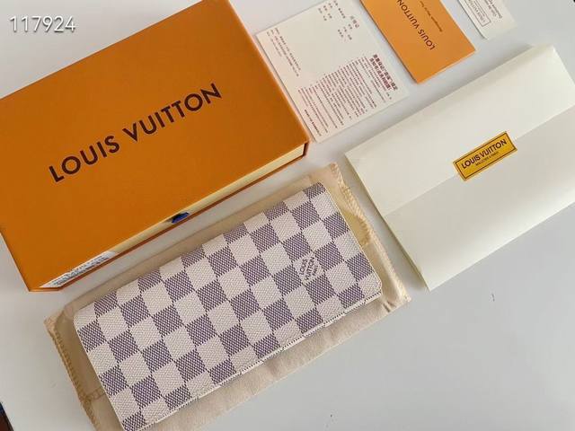 这款Monogram钱夹的外形犹如手包，构造精巧，设有多个隔层，用以放置纸钞、卡片和证件等，整齐有序。按扣垂盖开合 四个信用卡夹层，一个纸币夹层 一个拉链零钱包