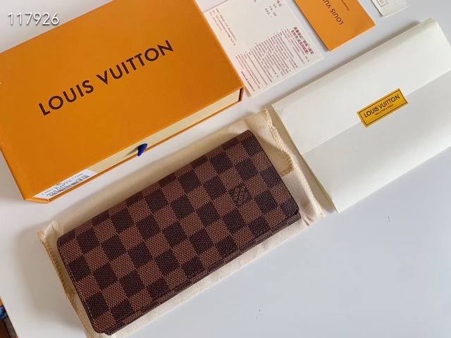 这款Monogram钱夹的外形犹如手包，构造精巧，设有多个隔层，用以放置纸钞、卡片和证件等，整齐有序。按扣垂盖开合 四个信用卡夹层，一个纸币夹层 一个拉链零钱包