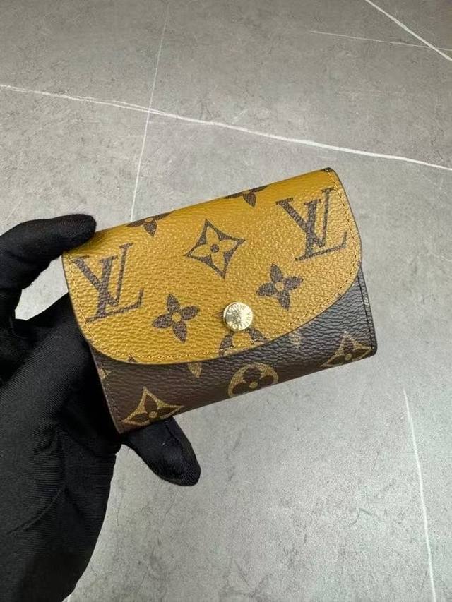 M41939 黄花小巧玲珑却极为实用，此款多彩信封式零钱包是现代女性都市生活中的完美伴侣。身材小巧，轻松收入包袋甚至衣袋之中。尺寸：11×8×2.5Cm