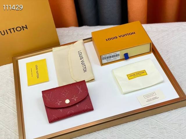 款号：M41939 钻石纹 小巧玲珑却极为实用，此款多彩信封式零钱包是现代女性都市生活中的完美伴侣。身材小巧，轻松收入包袋甚至衣袋之中。尺寸：11×8×2.5C