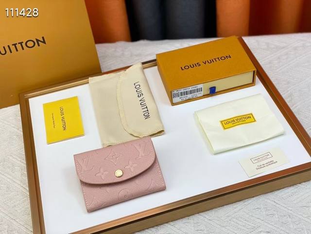 款号：M41939 钻石纹 小巧玲珑却极为实用，此款多彩信封式零钱包是现代女性都市生活中的完美伴侣。身材小巧，轻松收入包袋甚至衣袋之中。尺寸：11×8×2.5C