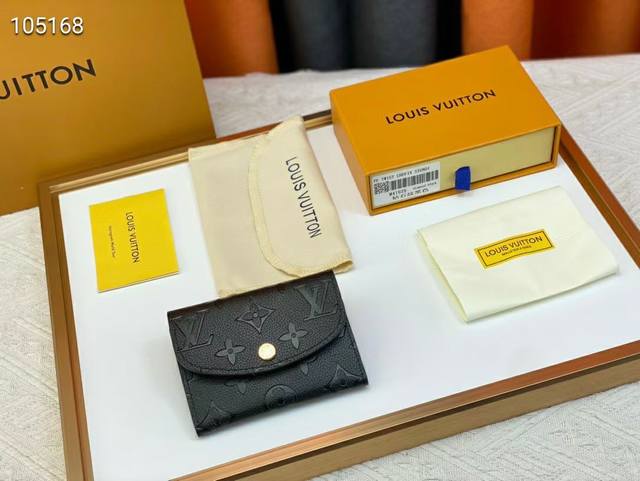 款号：M41939 钻石纹 小巧玲珑却极为实用，此款多彩信封式零钱包是现代女性都市生活中的完美伴侣。身材小巧，轻松收入包袋甚至衣袋之中。尺寸：11×8×2.5C