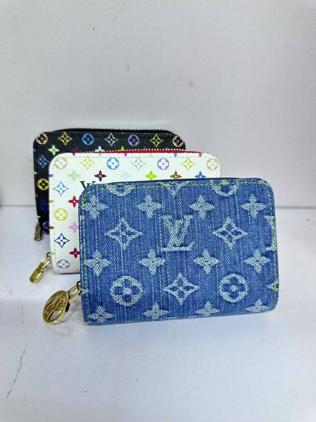 M83689 這款CléA錢包以Monogram Empreinte柔軟粒面牛皮製成，綴以路易威登標誌性的Monogram壓花圖案，設計時尚，精緻小巧卻容量寬敞