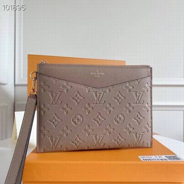 M68705 黑色 尺寸:23.0X 16.0X 2.0 Cm MéLanie 中号手拿包取材柔软 Monogram Empreinte 皮革，表面微微浮现 M