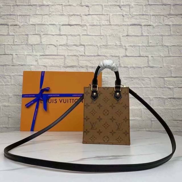 独家实拍- Petit Sac Plat 手袋 M69442 69443 69843 Petit Sac Plat 手袋以 Monogram 帆布演绎路易威登标