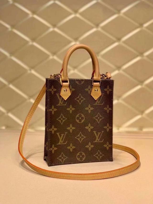 独家实拍- Petit Sac Plat 手袋 M69442 69443 69843 Petit Sac Plat 手袋以 Monogram 帆布演绎路易威登标 独家实拍- Petit Sac Plat 手袋 M69442 69443 69843 Petit Sac Plat 手袋以 Monogram 帆布演绎路易威登标