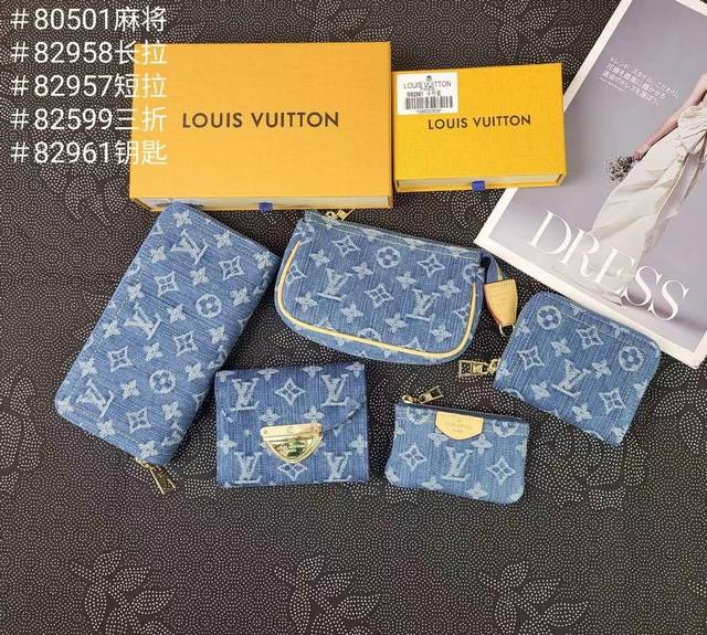 M82599牛仔蓝！钥匙包钱包系列 这款拉链零钱包 以Monogram提花牛仔布打造，缀有搭衬的小牛皮饰边，采用提花织物技术重新演绎经典Monogram Dld