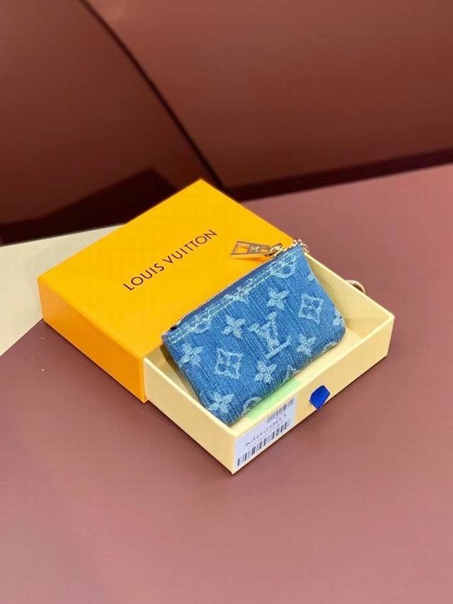 M82961牛仔蓝！钥匙包钱包系列 这款拉链零钱包 以Monogram提花牛仔布打造，缀有搭衬的小牛皮饰边，采用提花织物技术重新演绎经典Monogram Dld