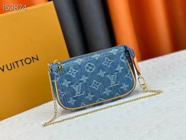 实物拍摄M80501牛仔兰本款 Mini Pochette Accessoires 手拿包采用柔软 Monogram 丹宁牛仔布塑造圆润构型，以拉链开启充裕空间