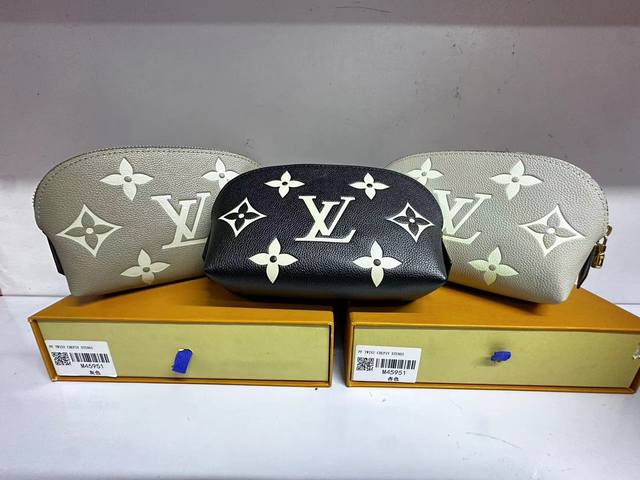 M47515 化妆包这款小巧的化妆包以Monogram 帆布制造，可轻易放入手袋内。圆形袋身配平面袋底的设计，方便取放化妆用品。 尺寸:17*12*6