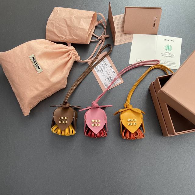 特级五金原厂皮 ~進口牛皮革掛飾 尺寸:W5×H6Cm 編號：5Tl498 _Mm0190_ 498