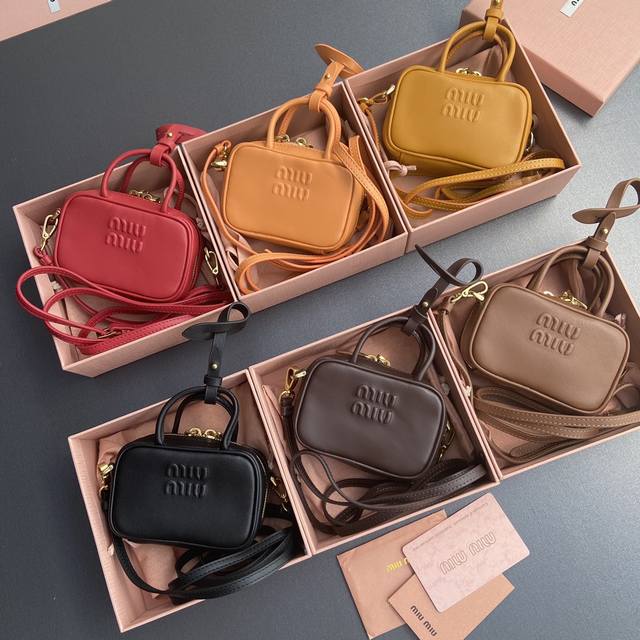 特级五金原厂皮 ~進口牛皮革掛飾 這款掛飾可裝點其他配件，格調獨特。飾以壓花徽標，增添標志性元素。 -係帶開合 -拉鏈開合 -壓花字母徽標 -帶襯裡 尺寸:W1