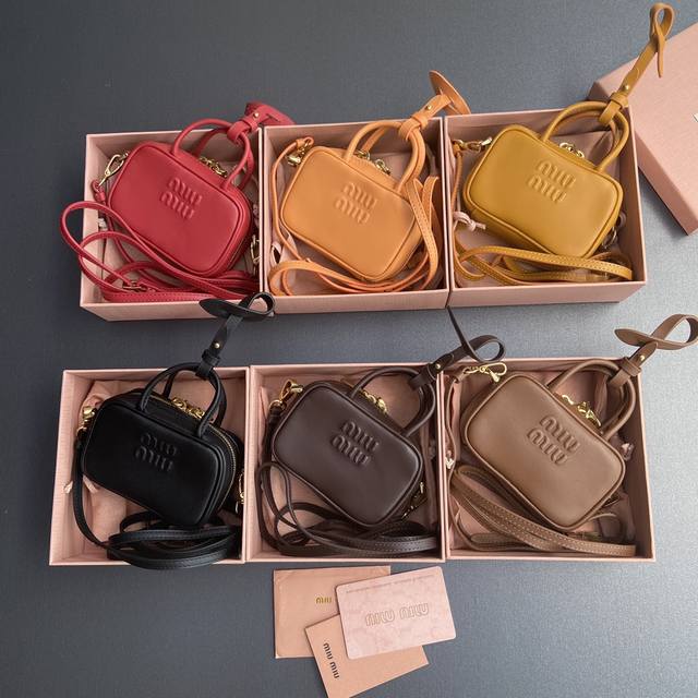 特级五金原厂皮 ~進口牛皮革掛飾 這款掛飾可裝點其他配件，格調獨特。飾以壓花徽標，增添標志性元素。 -係帶開合 -拉鏈開合 -壓花字母徽標 -帶襯裡 尺寸:W1