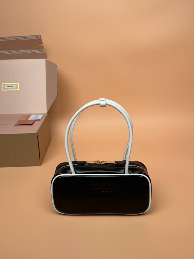 特级五金原厂皮 Beau牛皮革拼色手袋～手提包 单肩包～黑色配白色 尺寸：W28×H13×D9Cm 編號：Mm0 _5Bb173 Mm组合图