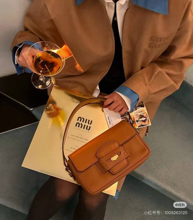 特级五金原厂皮 Penny 牛皮革手袋～干邑色 尺寸:W23×H13.5×D5Cm 編號：Mm0790_5Bd Mm模特图