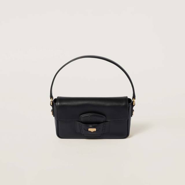 特级五金原厂皮 Penny 牛皮革手袋～黑色 这款Penny手袋的设计灵感源自标志款型金币乐福鞋，为日常衣橱增添百搭之选。以挺括皮革设计体现品牌的年轻叛逆精神。