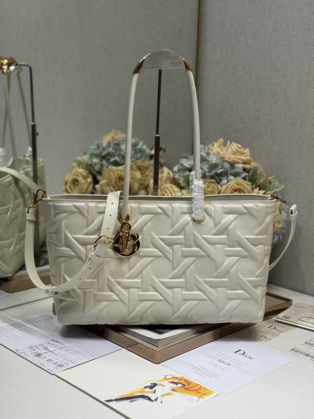 Diortoujours 小号手袋〔白色压菱格〕 这款Dior Toujours 手袋于二零二三春夏系列发布秀精彩亮相,休闲实用的设计别具一格.采用白色牛皮革精