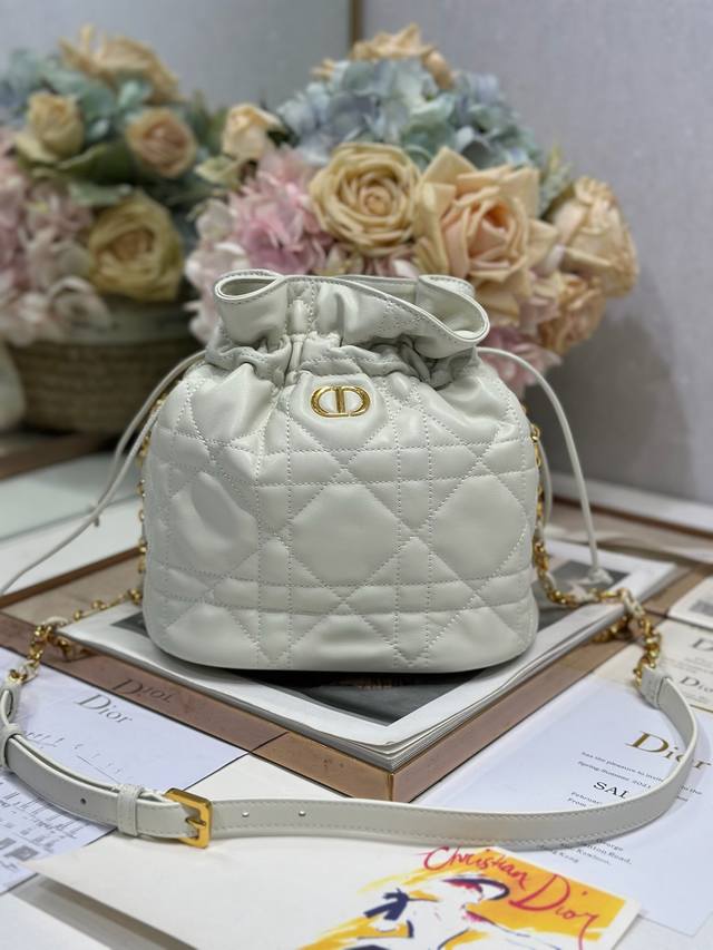 30 Montaigne 小号抽绳水桶包 白色 这款小号抽绳水桶包是二零二五早春成衣系列新品，以休闲优雅的设计丰富 30 Montaigne 系列。采用白色小羊