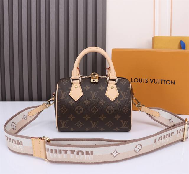 原单加强版M46222 质量全面升级 独家实拍背景图、 本款 Speedy BandoulièRe 20 手袋采选 Monogram 帆布、牛皮革饰边和织物内衬