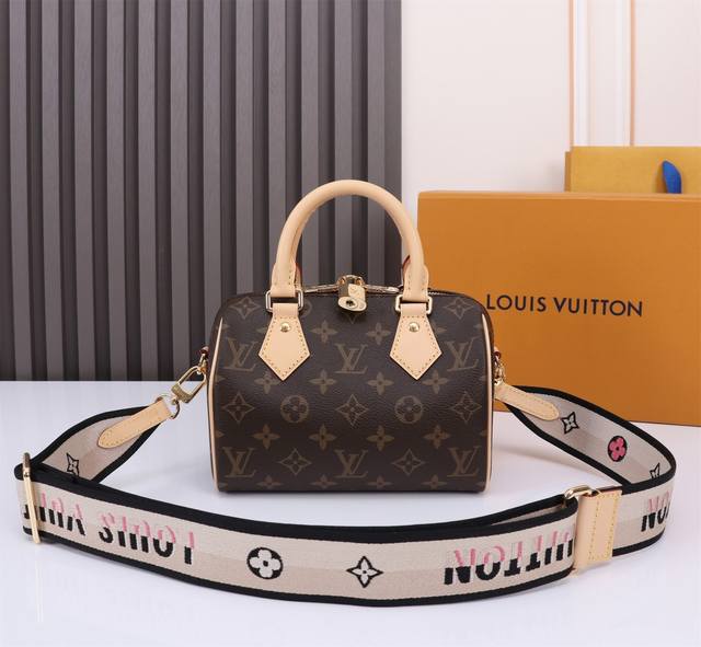 原单加强版M46234皮肩带、 质量全面升级 独家实拍背景图，本款 Speedy BandoulièRe 20 手袋采选 Monogram 帆布、牛皮革饰边和织