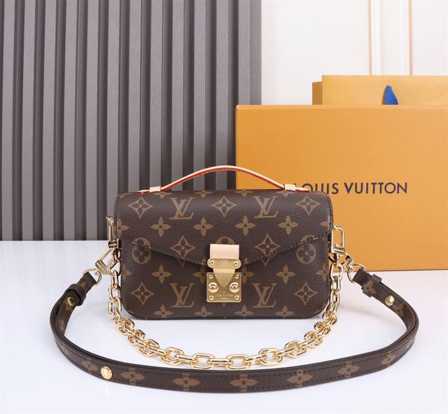 特级原单 海外原单 独家实拍背景图、M46279老花 Lv邮差包出小号 East West MéTis 手袋采用时尚肩背书包造型，富有潮流感。小巧包身取材品牌