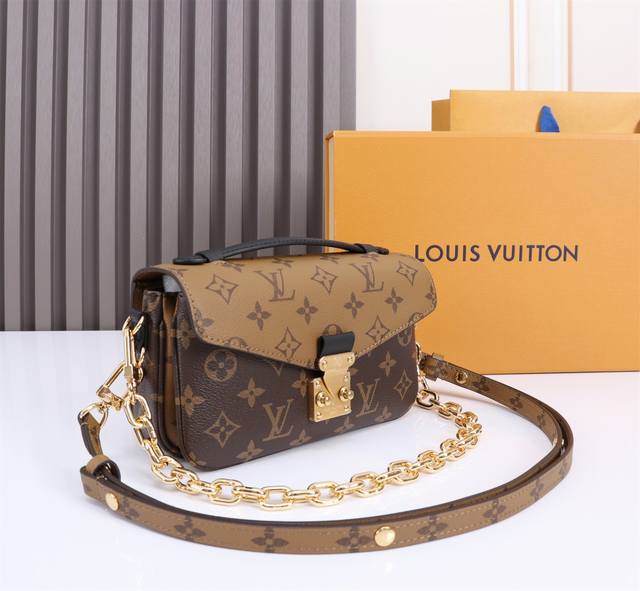 特级原单 海外原单 独家实拍背景图、M46279黄花 Lv邮差包出小号 East West MéTis 手袋采用时尚肩背书包造型，富有潮流感。小巧包身取材品牌