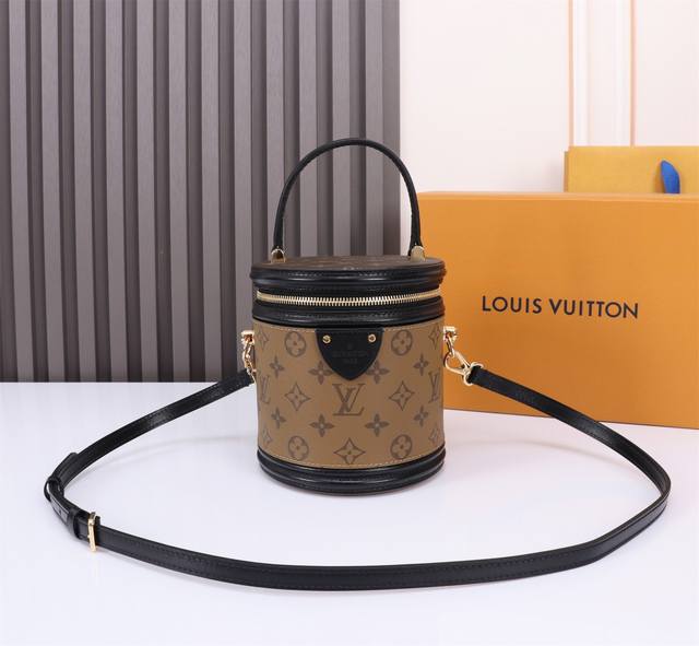 顶级原单M43986 Vanity 手袋 借鉴历史悠久的Lv Cannes化妆箱造型 女装艺术总监Nicolas GhesquièRe以此款半硬质手袋重现昔日经