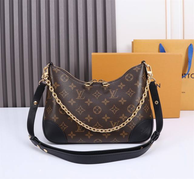 原单加强版 质量全面升级 独家实拍背景图、 M45831老花黑皮 Odeon 小号手袋，以 Monogram 帆布和加固皮革边角传递复古意味。可调节肩带便于肩背