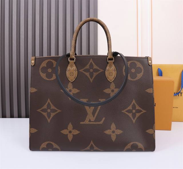 原单加强版M45320 黑皮长肩带 质量全面升级 独家实拍背景图、Onthego 手袋在 Monogram Giant 帆布的衬托下醒目迷人，侧边与手柄点缀 M