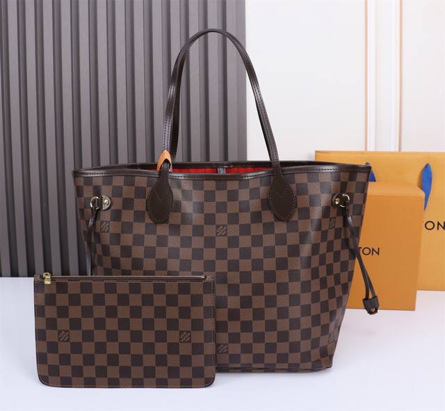 中号 海外原单M41358中号 经典购物袋路易威登新款 Neverfull 全新演绎经典手袋，探索袋内精致细节。重新设计的内袋采用了清新的织物内衬和灵感源自路易