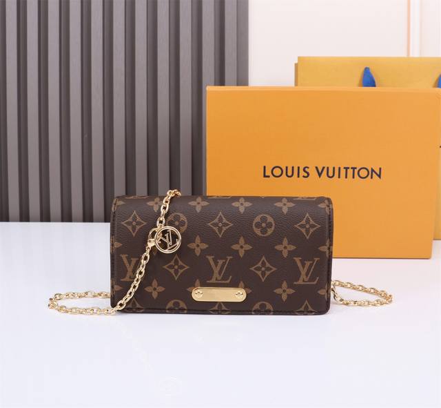 顶级原单、全钢五金 Lily Wallet On Chain 手袋以 Monogram 帆布裁出方正构型，为翻盖点缀饰钉和路易威登标识铭牌。充裕空间轻松收纳昼夜